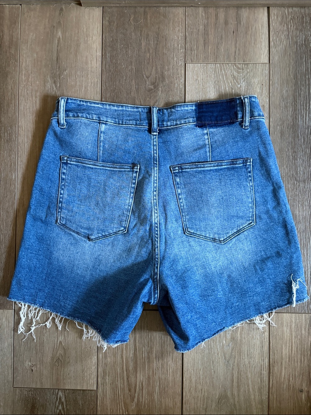Women's High-Rise Frayed Hem Denim Shorts - Blue - Picture 2 of 4